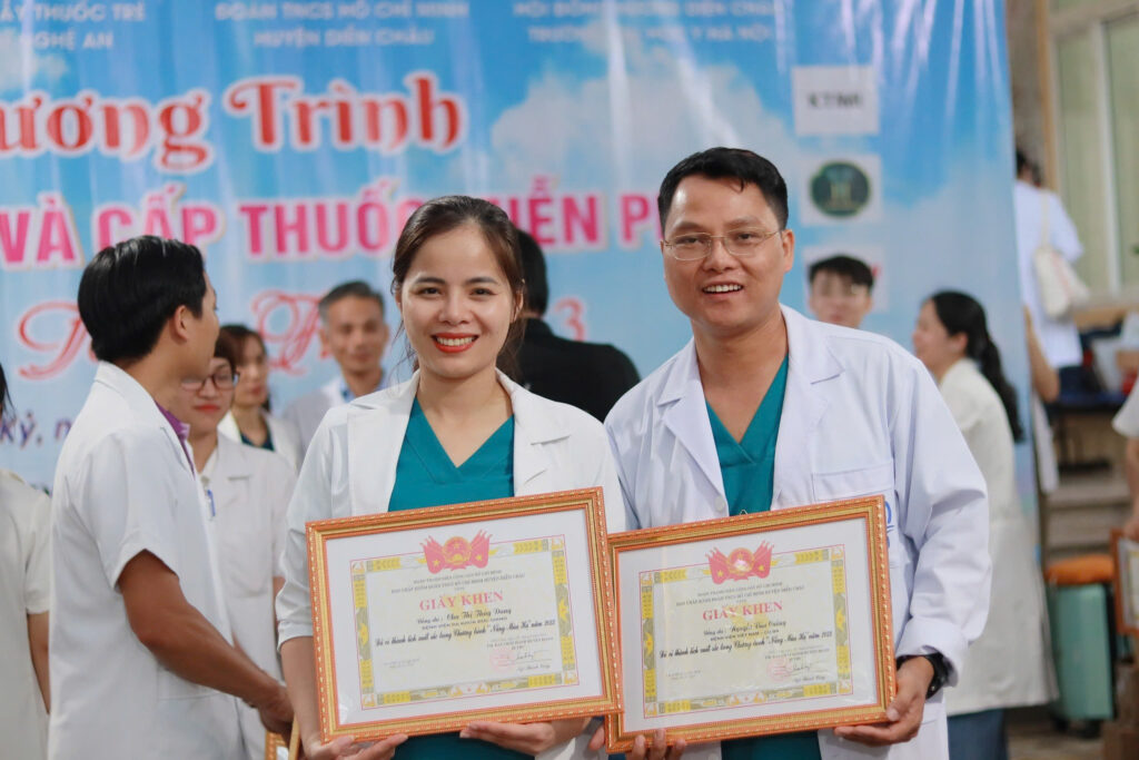 Đoàn Thanh niên Cộng sản Hồ Chí Minh - Ban Chấp hành Đoàn TNCS Hồ Chí Minh huyện Diễn Châu đã trao tặng bác sĩ Thùy Dung danh hiệu “Thành tích xuất sắc trong chương trình Nắng mùa Hạ