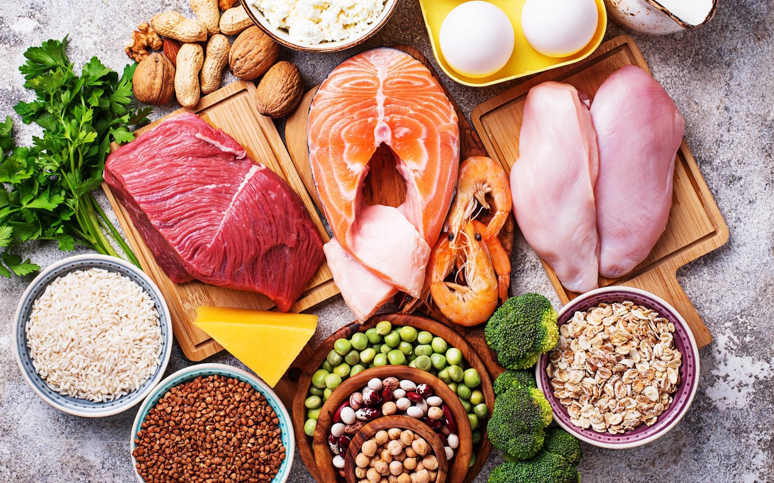 Đau xương khớp nên ăn cá gì để bổ sung omega-3 — mâm thực phẩm cá hồi, hạt, rau xanh