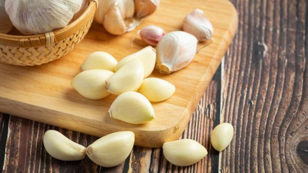 Ăn tỏi sống thường xuyên có thể giúp giảm huyết áp tâm thu từ 5–10 mmHg